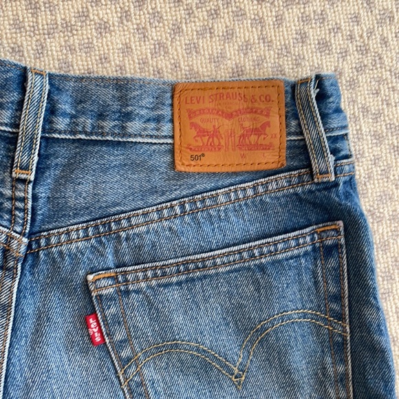 Levi 501 Jean shorts size 26, super cute - Picture 3 of 3